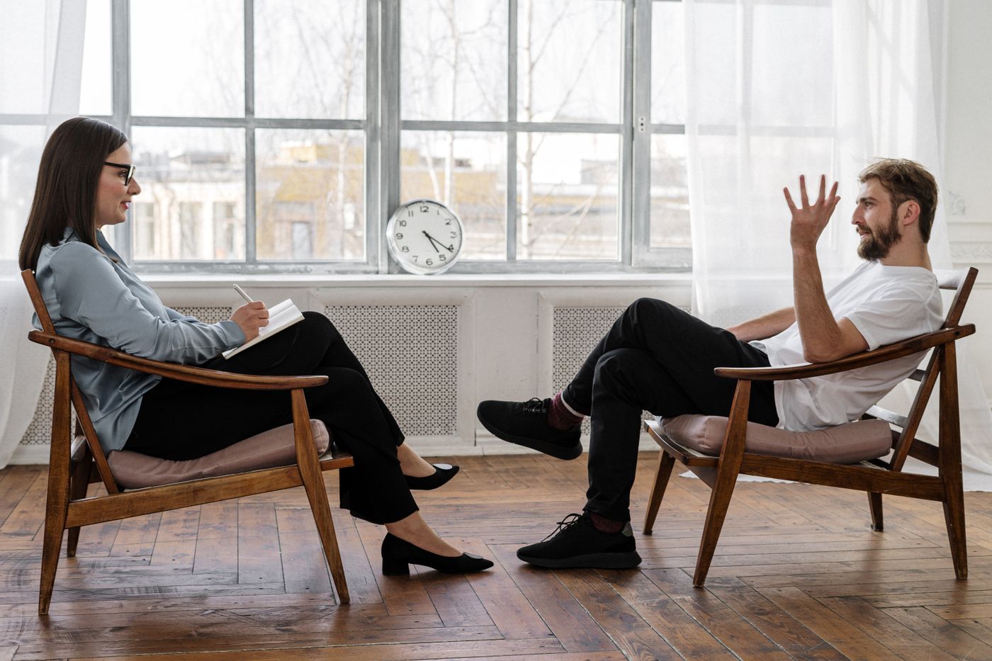 A relaxed consultation between a specialist and a patient